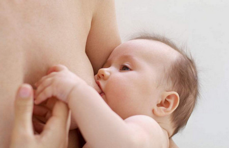 重庆54岁助孕宝宝-新生儿吐奶是有原因的，它可以严重影响宝宝的肠道